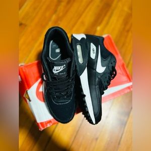 Black and white Nike Air Maxes size 8 used few times.